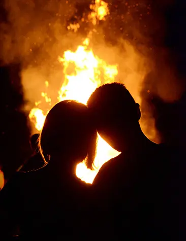 Love Dating- romantischer am Feuer sitzen